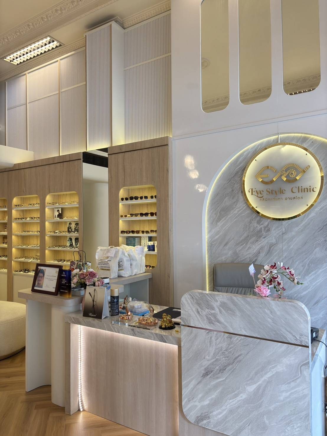 เคาน์เตอร์ต้อนรับหินอ่อนพร้อมโลโก้ Eye Style Clinic